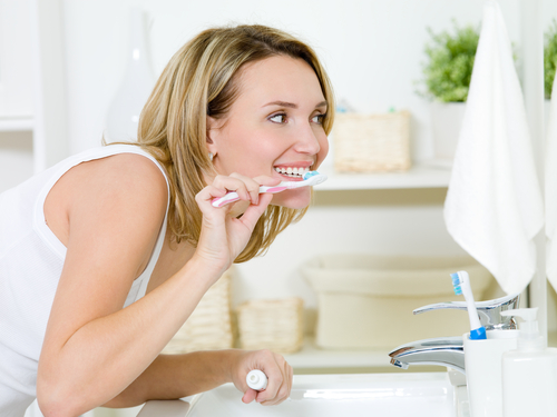 Cách chăm sóc răng sứ titan bằng bàn chải lông mềm hằng ngày